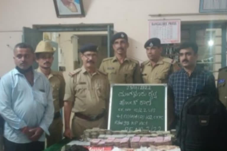 Man held with Rs 1.48 crore, gold jewellery at Mangaluru junction railway station