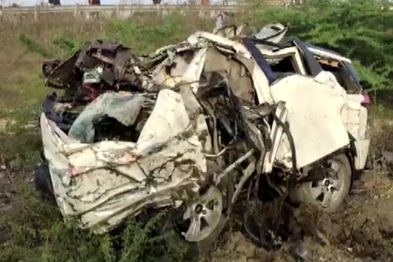 7 killed as car falls under bridge