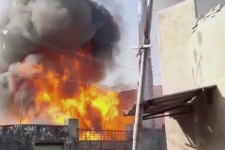 Fire in Rajkot Godown: રાજકોટમાં બંગડીના ગોડાઉનમાં આગ, લાખોનો મુદ્દામાલ બળીને ખાક, કોઈ જાનહાની નહીં