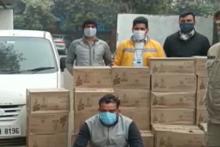 smuggler arrested with illegal liquor in noida