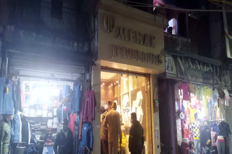 Rules flouted in market Delhi Police cut challans of shopkeepers