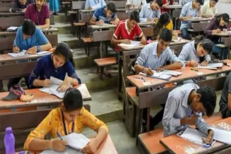 1OTH-12TH EXAM: ଅଫଲାଇନ କ୍ଲାସ କରି ପରୀକ୍ଷା ପାଇଁ ଛାତ୍ରଛାତ୍ରୀଙ୍କ ଦାବି