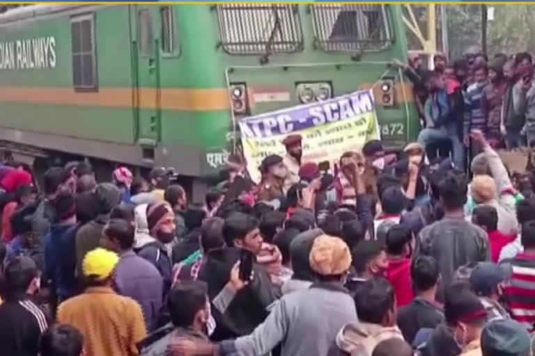 Students protest against Railway exams in Patna, block railway tracks