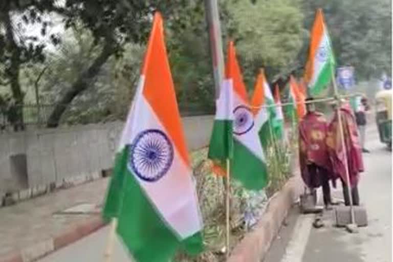 people selling tricolor flag