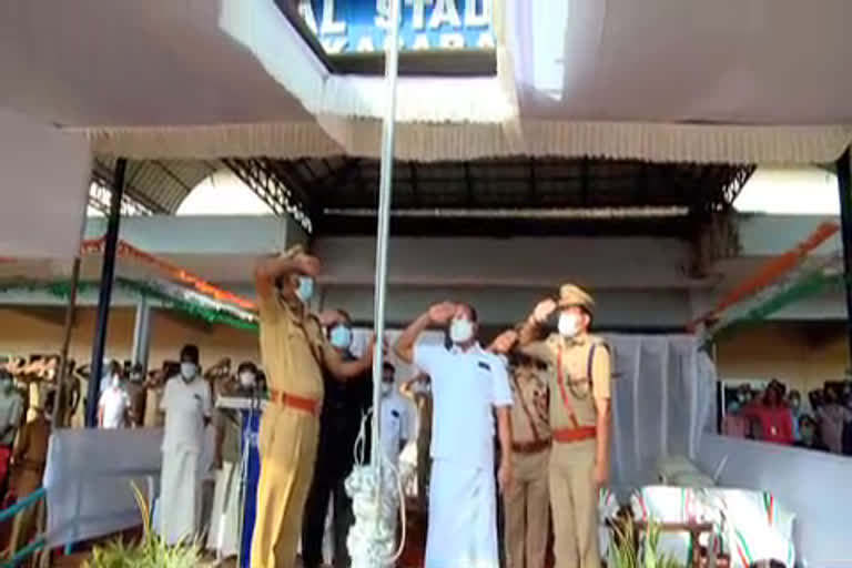 Minister Ahmed Devarkovil hoists the national flag upside down  Kasargod Republic Day celebration  Kasargod national flag upside down incident  ദേശീയ പതാക തലകീഴായി ഉയർത്തി മന്ത്രി അഹമ്മദ് ദേവർകോവിൽ  കാസർകോട് റിപ്പബ്ലിക് ദിനാഘോഷം  ദേശീയ പതാക തലതിരിച്ച് ഉയർത്തി മന്ത്രി