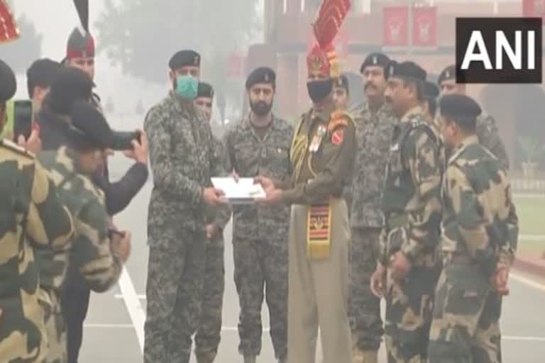 Border Security Force & Pakistan Rangers exchange sweets  india pak Forces exchange sweets and greetings on India's 73rd Republic Day  73-ാം റിപ്പബ്ലിക് ദിനം ആഘോഷിച്ച് രാജ്യം  പാകിസ്ഥാൻ സേനക്ക് മധുരം കൈമാറി ഇന്ത്യൻ സൈന്യം  പാക് സേനക്ക് മധുരം നൽകി റിപ്പബ്ലിക് ദിനം ആഘോഷിച്ച് ഇന്ത്യ