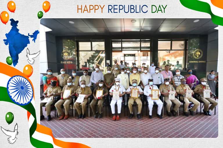 Gold Medalist Transport Drivers, Gold Medalist Transport Drivers in Bangalore, KSRTC news, Republic day news, ಸಾರಿಗೆ ಚಾಲಕರಿಗೆ ಚಿನ್ನದ ಪದಕ, ಬೆಂಗಳೂರಿನಲ್ಲಿ ಸಾರಿಗೆ ಚಾಲಕರಿಗೆ ಚಿನ್ನದ ಪದಕ, ಕೆಎಸ್​ಆರ್​ಟಿಸಿ ಸುದ್ದಿ, ಗಣರಾಜ್ಯೋತ್ಸವ ಸುದ್ದಿ,