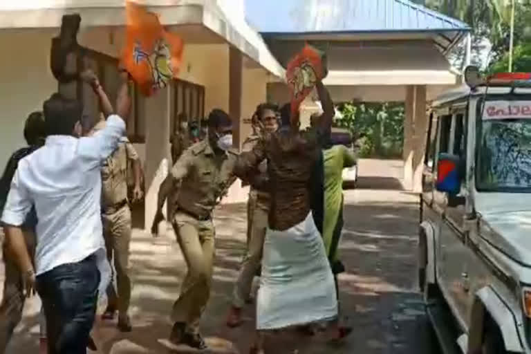 Yuva Morcha black flag against minister ahmed devarkovil  minister ahmed devarkovil  Yuva Morcha black flag  National Flag hoisted upside down by Minister Ahamed Devarkovil in Kasaragod  മന്ത്രി അഹമ്മദ് ദേവർ കോവിലിന് നേരെ യുവമോർച്ചയുടെ കരിങ്കൊടി  മന്ത്രി അഹമ്മദ് ദേവർ കോവില്‍  റിപ്പബ്ലിക്ക് ദിനാഘോഷം