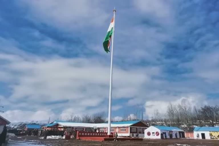 بھارتی فوج نے شوپیان میں سب سے اونچا قومی پرچم لہرایا