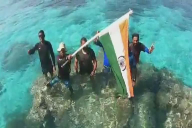 Flag salute under the Sea: લક્ષદ્વીપમાં સ્કૂબા ટીમના સભ્યોએ કઈ રીતે દરિયાની અંદર ધ્વજવંદન કર્યું, જુઓ