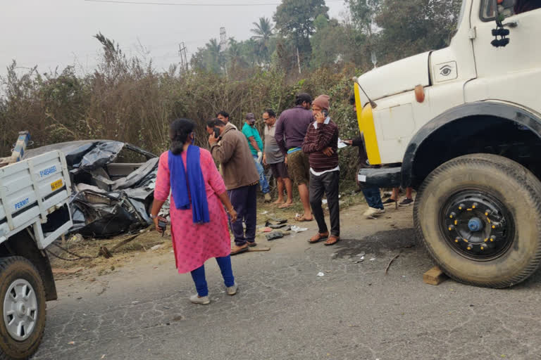 Travelers died in road accident at Shivamogga, Shivamogga crime news, Car and lorry collide in Shivamogga, ಶಿವಮೊಗ್ಗದ ರಸ್ತೆ ಅಪಘಾತದಲ್ಲಿ ಪ್ರಯಾಣಿಕರು ಸಾವು, ಶಿವಮೊಗ್ಗ ರಸ್ತೆ ಅಪಘಾತ, ಶಿವಮೊಗ್ಗ ಅಪರಾಧ ಸುದ್ದಿ, ಶಿವಮೊಗ್ಗದಲ್ಲಿ ಕಾರ್​ ಮತ್ತು ಲಾರಿ ಮಧ್ಯೆ ಡಿಕ್ಕಿ,