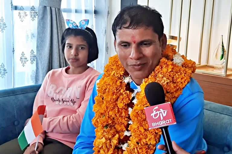 पद्म भूषण अवार्ड के लिए नाम घोषित  Devendra Jhajharia Thanks PM Modi  Padma Awards for Rajasthan Players  Jaipur Latest News  जैवलिन स्टार देवेंद्र झाझड़िया को मिलेगा पद्म भूषण  Paralympian Devendra Jhajharia on Padam Awards  Tokyo Paralympics 2021 Silver Medalist Jhanjharia  Rajasthan hind News  ETV Bharat Rajasthan News  देवेंद्र झाझड़िया को पद्म भूषण सम्मान  Devendra Jhajharia Exclusive Interview