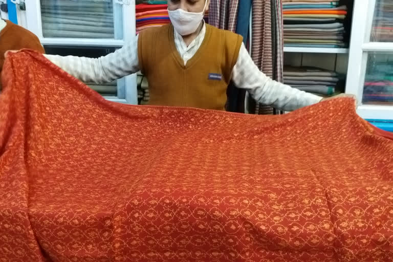 Woollen Kashmiri Shawl in Gaya: خواتین کے درمیان اونی کشمیری شال پہلی پسند