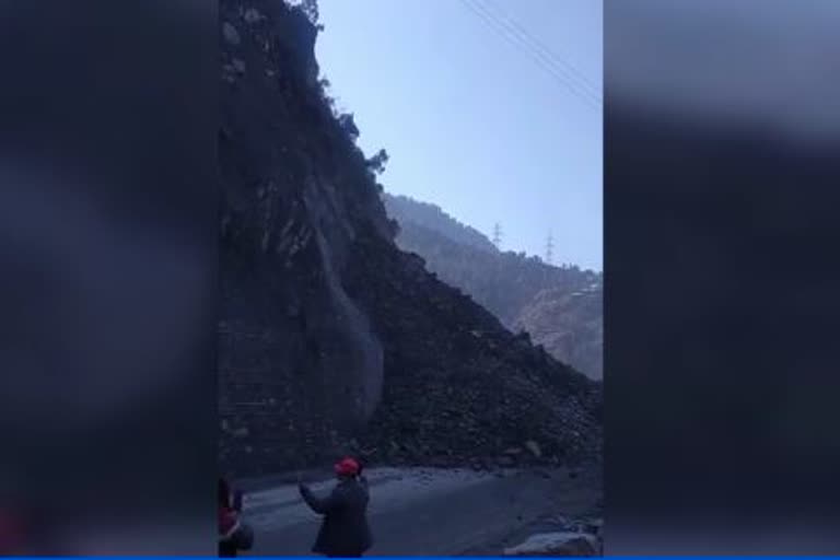 srinagar-jammu-highway-closed-as-landslide-hit-in-ramsu-ramban