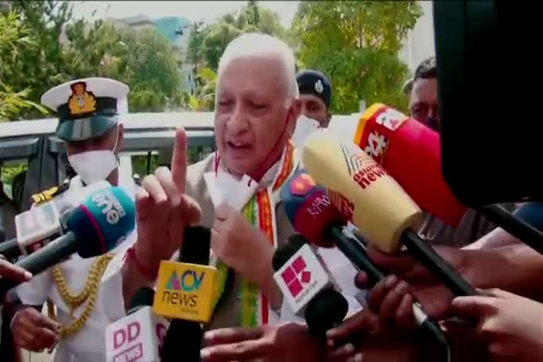 Governor Arif Mohammad Khan slams media  Governor expressed dissatisfaction with the questions asked by media  മാധ്യമ പ്രവർത്തകരുടെ ചോദ്യങ്ങളിൽ ഗവർണർക്ക് അതൃപ്തി  മാധ്യമങ്ങളോട് ഗവർണർ ആരിഫ് മുഹമ്മദ് ഖാൻ  മാധ്യമ പ്രവർത്തകരുടെ ചോദ്യങ്ങൾക്ക് ഗവർണറുടെ മറുപടി  മാധ്യമങ്ങളോട് ഗവർണറുടെ പ്രതികരണം  ലോകായുക്ത നിയമഭേദഗതി ഓർഡിനൻസിൽ ഗവർണറുടെ മറുപടി