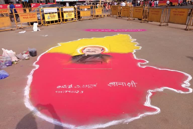 Hubli artist wished to cm basavaraja bommai through Rangoli