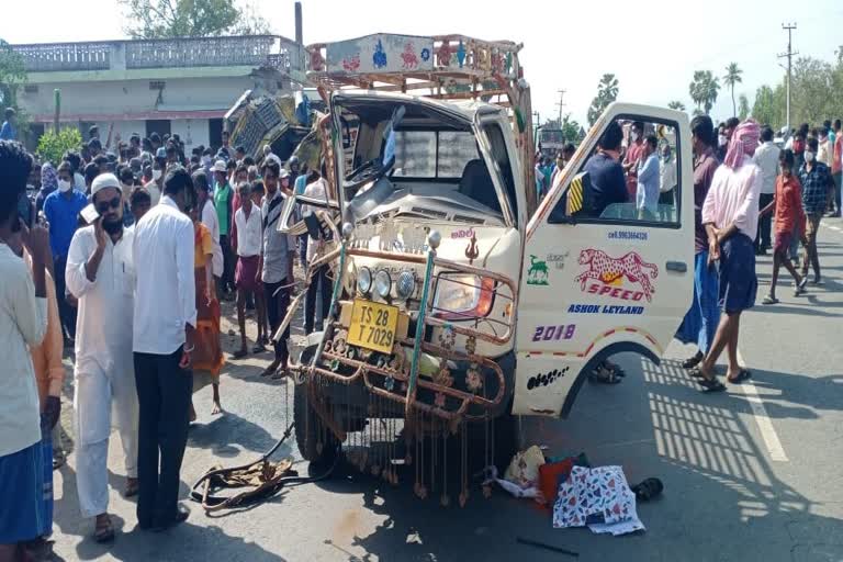 lorry hits a vechicle in telangana