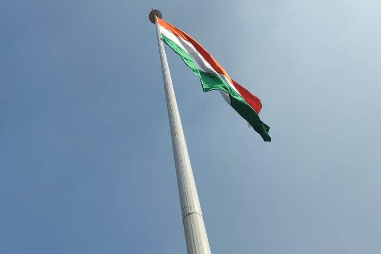 aap-leaders-hoisted-tricolor-in-chirag-delhi