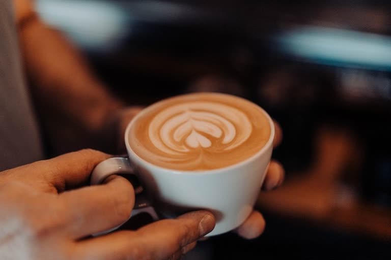 नियमित लेकिन संतुलित मात्रा में कॉफी का सेवन हो सकता है फायदेमंद, how is caffeine good for health, side effects of coffee consumption, health benefits of coffee