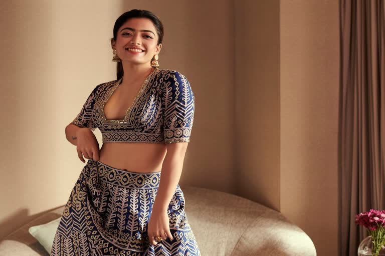 rashmika mandanna trying to pose