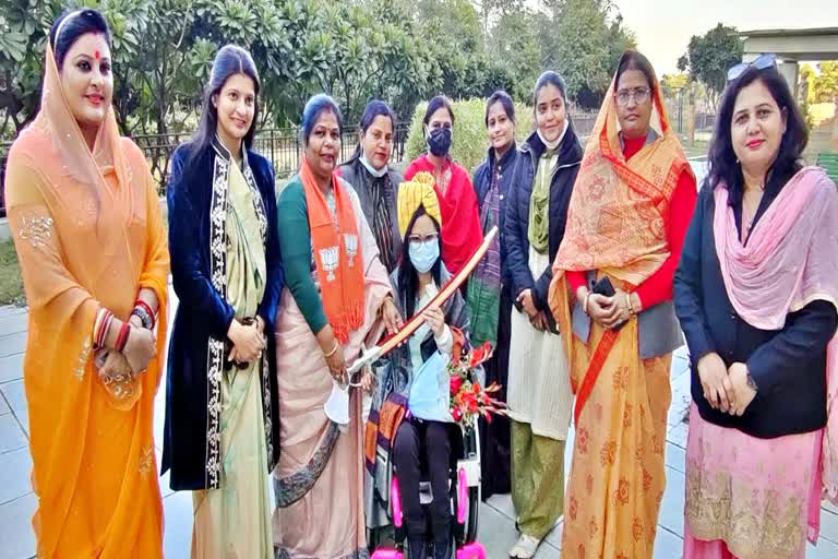 BJP Mahila Morcha honored Avni Lekhara