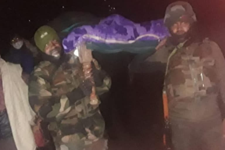 Army jawans help pregnant woman