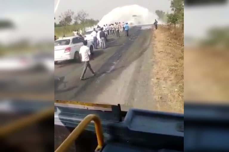 ksrtc bus passes via water which come out from pipeline at dharawada