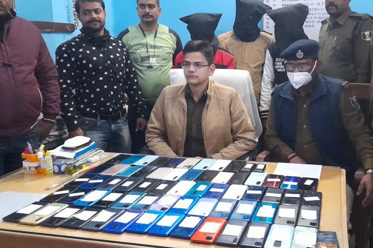 Three Arrested With 67 Smart Phones In Patna