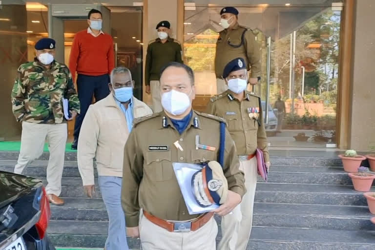 Chief Secretary Sukhdev Singh and DGP Neeraj Sinha meeting with the officials