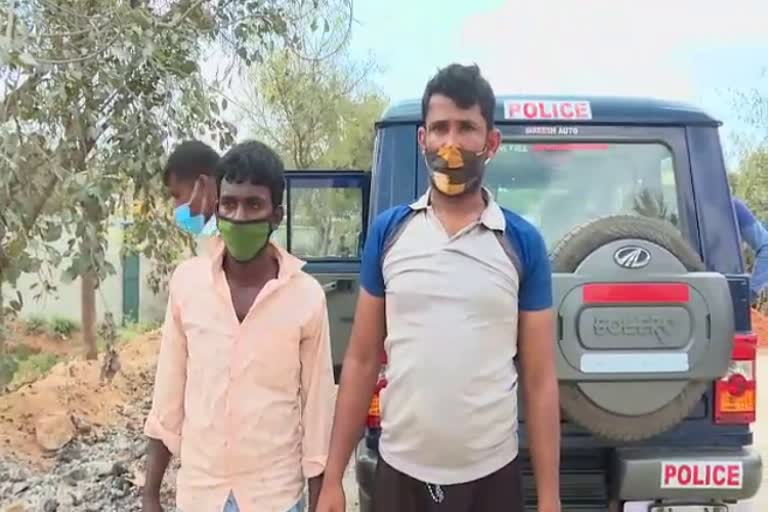 Villagers hand over cow thieves to police at Chikkaballapur