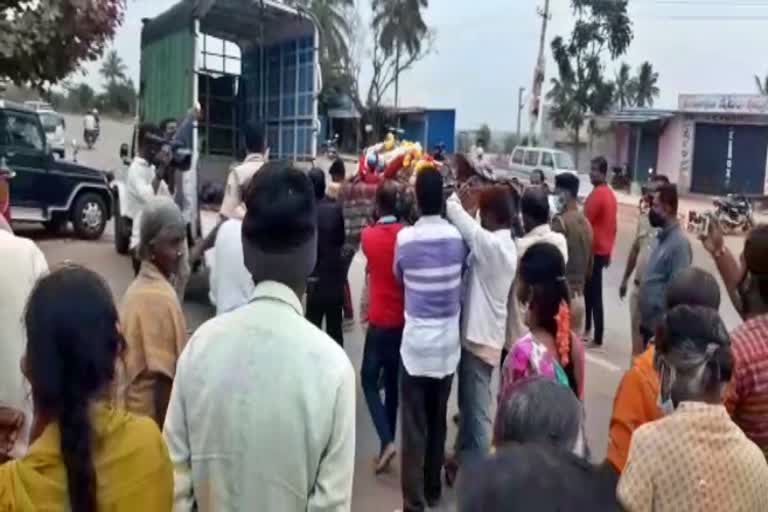 Protest in front of  DC office at Chikkaballapur