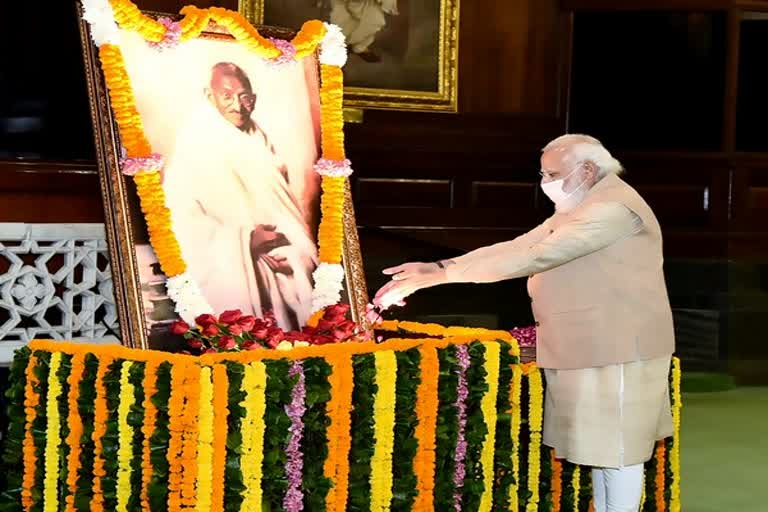 Prime Minister Narendra Modi paid tribute to Mahatma Gandhi  Modi on 74th death anniversary of Mahatma Gandhi  Narendra Modi tweet about gandhi on Martyrs Day  74ാം ചരമവാർഷിക ദിനത്തിൽ ഗാന്ധിജിയെ സ്‌മരിച്ച് ഇന്ത്യ  മഹാത്മാഗാന്ധിക്ക് ആദരാഞ്ജലികൾ അർപ്പിച്ച് പ്രധാനമന്ത്രി  പ്രധാനമന്ത്രി നരേന്ദ്ര മോദി രക്തസാക്ഷി ദിനം ട്വീറ്റ്  ഗാന്ധിക്ക് ആദരവർപ്പിച്ച് കേന്ദ്ര ആഭ്യന്തര മന്ത്രി അമിത് ഷാ