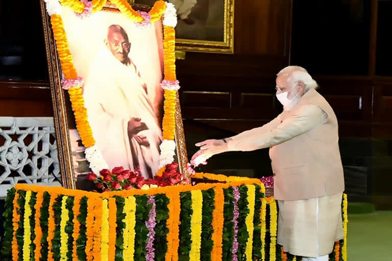 PM Modi and Home Minister pay homage to Mahatma Gandhi on his death anniversary