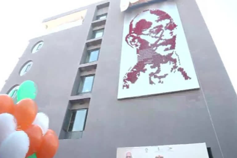 Amit Shah unveils Mahatma Gandhi's mural in Ahmedabad on his 74th death anniversary