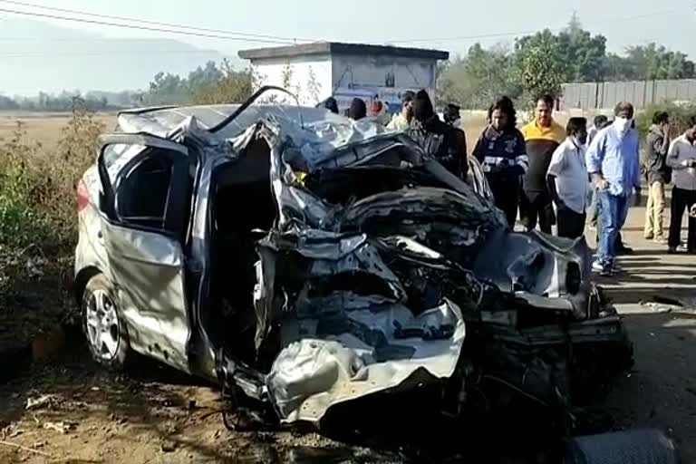 Car accident on Pune-Mumbai expressway