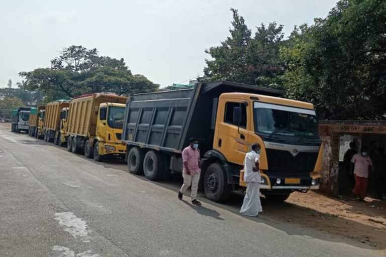 11 overweight Torres lorries seized in Palakkad  Torres lorries seized in Palakkad  പാലക്കാട് അമിതഭാരം കയറ്റിയ 11 ടോറസ്‌ ലോറികൾ പിടിയിൽ  ചെക് പോസ്റ്റ് വെട്ടിച്ച് കരിങ്കല്ലുമായി വന്ന ലോറികൾ പാലക്കാട് പിടിയിൽ  അമിതഭാരം കയറ്റിയ ലോറികൾക്ക് പിഴ