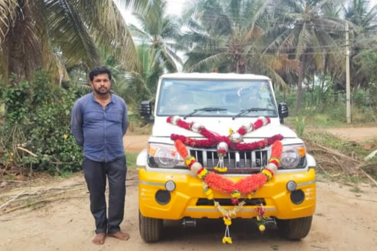 Pickup delivered to Kempegowdas house by Mahindra company  Pickup delivered to Tumkur farmer Kempegowda house  Kempegowda who insulted by Mahindra showroom salesperson  കർഷകന്‍റെ വീട്ടിലേക്ക് പിക്കപ്പ് എത്തിച്ചുനൽകി മഹീന്ദ്ര കമ്പനി  മഹീന്ദ്ര ജീവനക്കാരനിൽ നിന്ന് അപമാനം നേരിട്ട കെംപെഗൗഡ  തുമകുരു കർഷകൻ കെംപെഗൗഡയെ സ്വാഗതം ചെയ്ത് ആനന്ദ് മഹീന്ദ്ര  Anand Mahindra welcomes Kempegowda  വസ്ത്രത്തിന്‍റെ പേരിൽ കർഷകന് അവഹേളനം