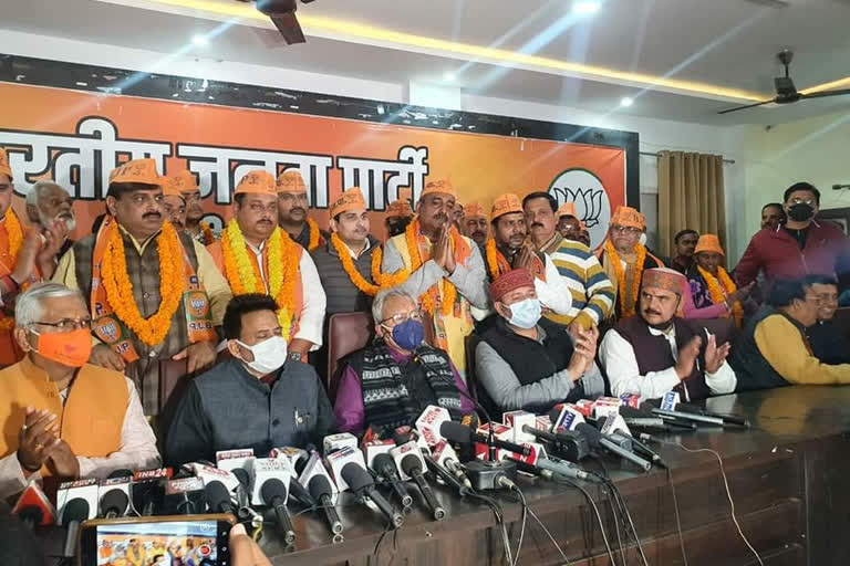 Many SP BSP congress leaders join BJP today  UP Assembly Election 2022  BJP Joining Committee President Laxmikant Bajpai  UP other party leaders joins BJP  വിവിധ പാര്‍ട്ടികള്‍ വിട്ട് നേതാക്കന്മാര്‍ ബി.ജെ.പിയില്‍  യുപി ബിജെപിയില്‍ വിവിധ പാര്‍ട്ടികള്‍ വിട്ടെത്തിയവര്‍ക്ക് സ്വീകരണം