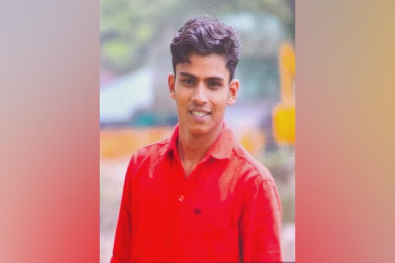 munnar tourist death latest  youth dies in munnar  മൂന്നാര്‍ വിനോദസഞ്ചാരി മരണം  യുവാവ് കൊക്കയിലേക്ക് വീണു  മൂന്നാര്‍ യുവാവ് മരണം