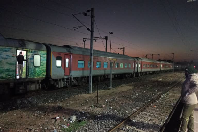 due-to-subway-construction-rajdhani-express-train-stopped-at-lohardaga-railway-station