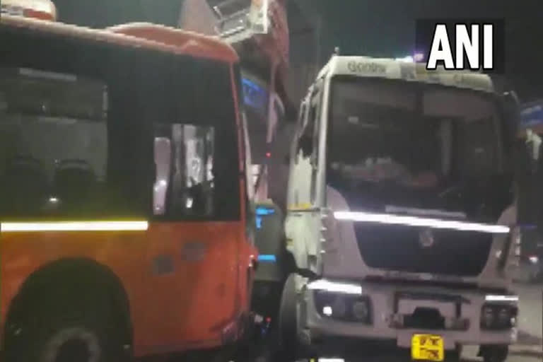 Bus mows down bystanders in Kanpur  Bus accident in kanpur  road accident uttar pradesh  ബസ് വഴിയാത്രക്കാരെ ഇടിച്ചുതെറിപ്പിച്ചു  ബസ് അപകടം കാൻപൂർ