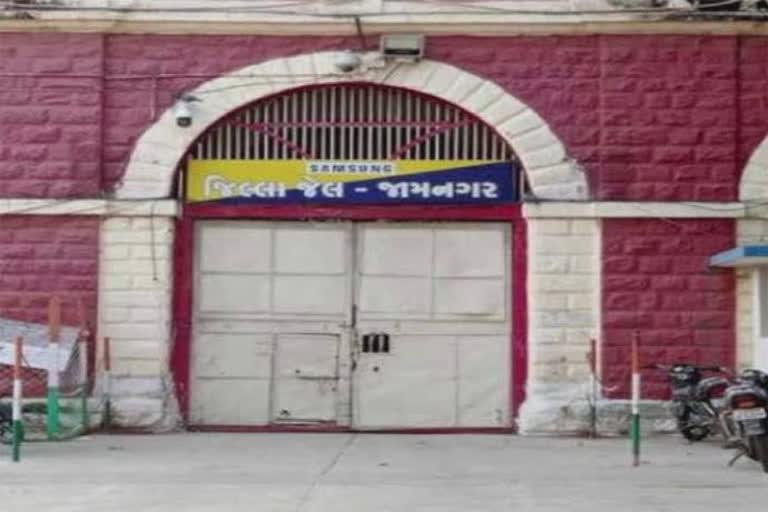 Mobile Found In Jamnagar Jail : જામનગર જિલ્લા જેલમાંથી મોબાઇલો મળ્યાં, જાણો ક્યાંથી અને કોની પાસેથી મળ્યાં