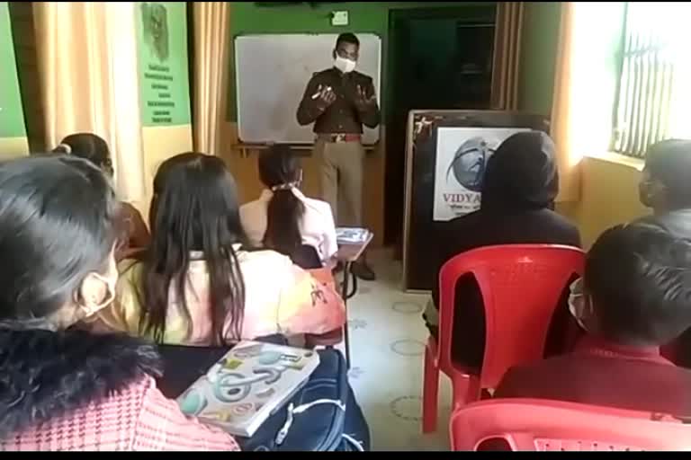 In-charge of the police station giving free education to the children in Brijpur police station of Panna