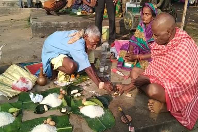 devotees dip in Prachi Ghat in khordha