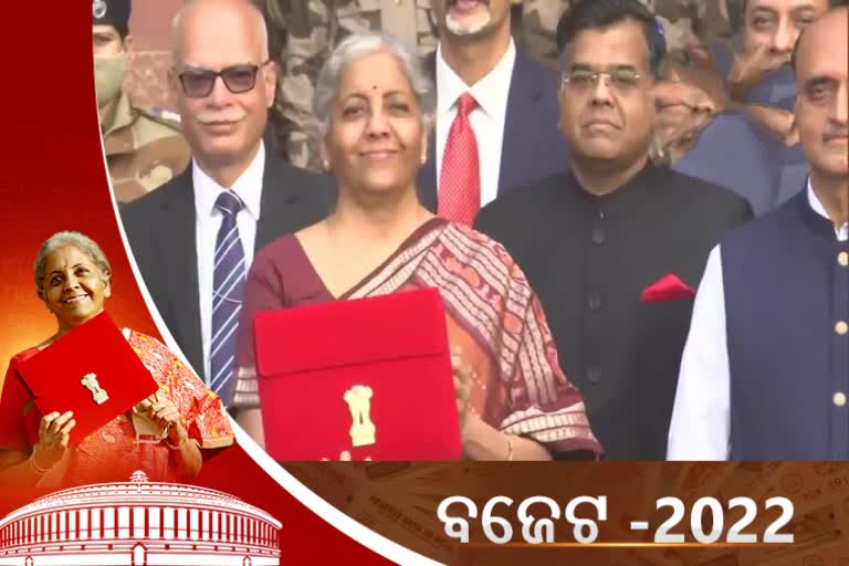 ବଜେଟ୍ ଟ୍ୟାବଲେଟ୍ ସହ ସଂସଦରେ ପହଞ୍ଚିଲେ ଅର୍ଥମନ୍ତ୍ରୀ, ବସିବ କ୍ୟାବିନେଟ୍ ବୈଠକ