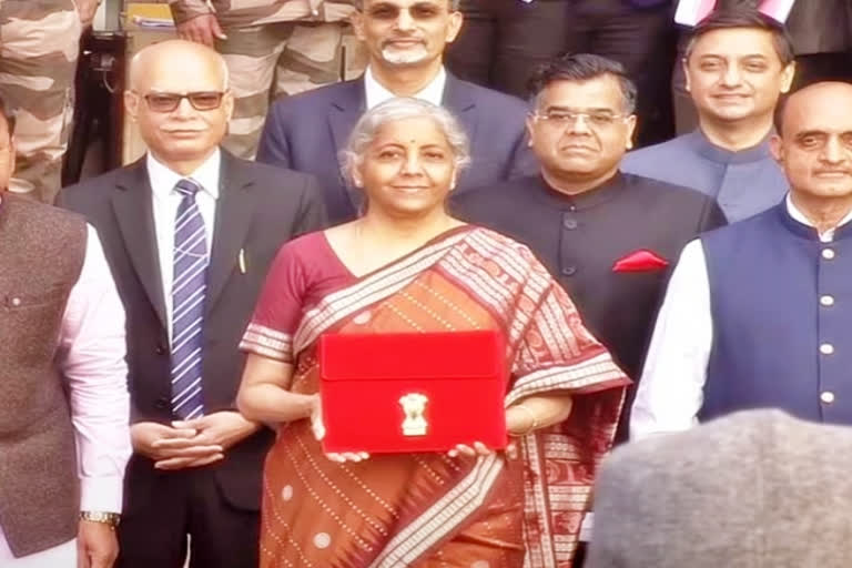 For her fourth budget presentation, Union Finance Minister Nirmala Sitharaman kept her look simple and elegant, sporting a crisp rusty brown saree with off-white border detailing that spread throughout the sides. The rusty brown tone of her saree was a combination of two colours, brown and red, that hold a deeper significance.