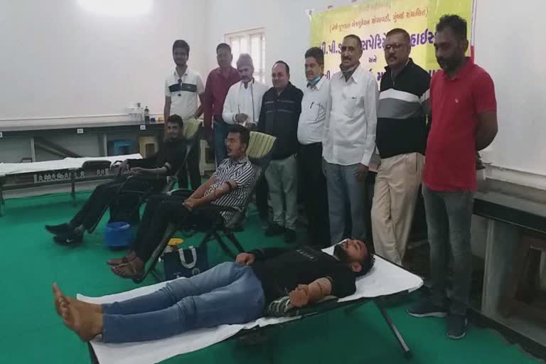 Blood Donation Camp in Patan: પાટણના શિક્ષકે 50મા જન્મદિવસ નિમિત્તે રક્તદાન કેમ્પ યોજી લોકોને આપી પ્રેરણા