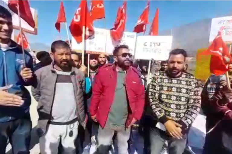 protest against transfer of workers in kullu