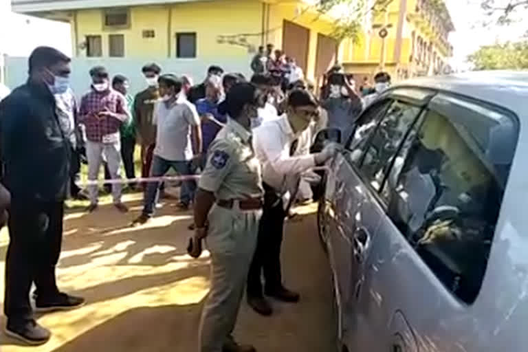 robbers open fire outside telangana sub registar office  siddipet robbery latest  robbers steal money from car in telangana  സിദ്ദിപേട്ട് കവര്‍ച്ച  തെലങ്കാന സബ് രജിസ്‌ട്രാര്‍ ഓഫിസ് പണം കവര്‍ന്നു  ഡ്രൈവറെ ആക്രമിച്ച് പണം കവര്‍ന്നു  സിദ്ദിപേട്ട് സബ് രജിസ്‌ട്രാര്‍ ഓഫിസ് കവർച്ച