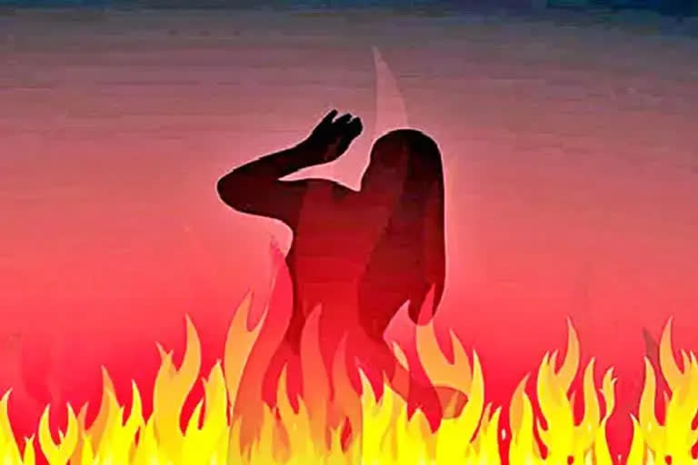 Husband pours petrol on wife at kurnool